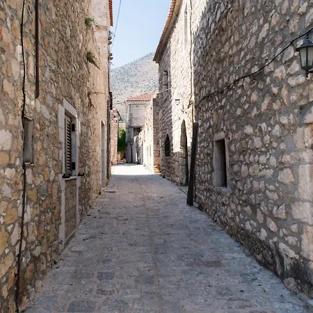 Nikolas Place Oítilon