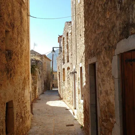 Nikolas Place Oítilon