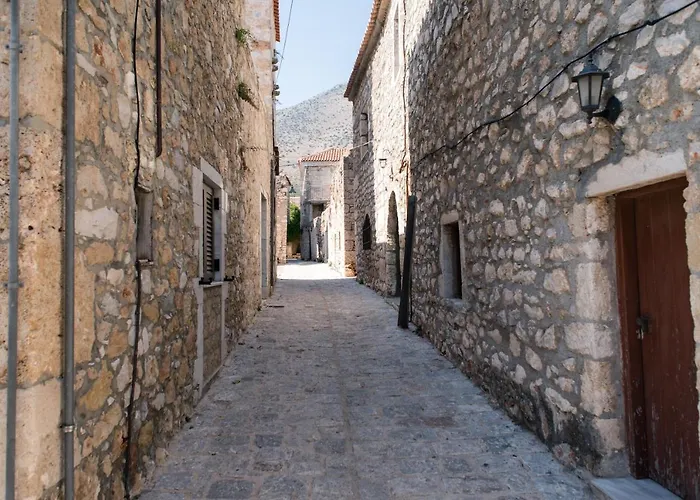 Nikolas Place Oítilon